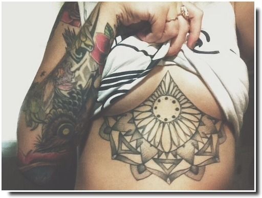 underboobs tattoo - tatouage sternum 