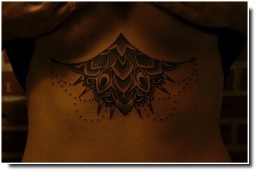 underboobs tattoo - tatouage sternum 