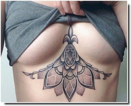 underboobs tattoo - tatouage sternum 