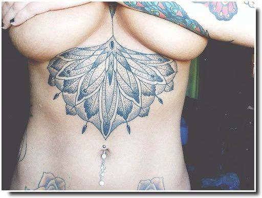 underboobs tattoo - tatouage sternum 