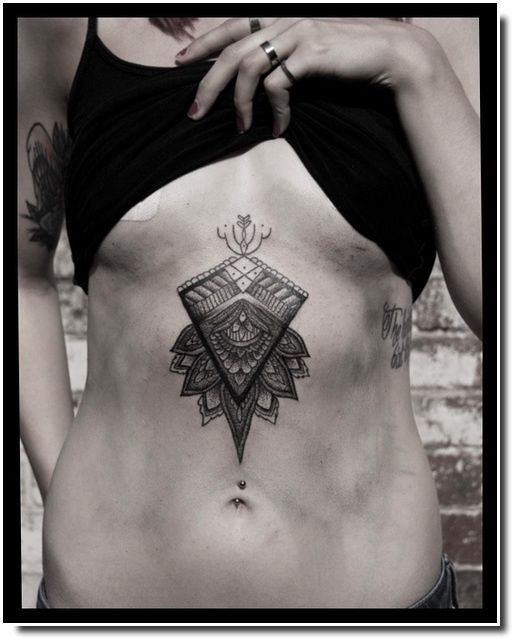 underboobs tattoo - tatouage sternum 