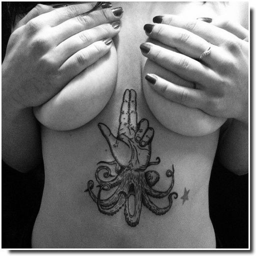 underboobs tattoo - tatouage sternum 