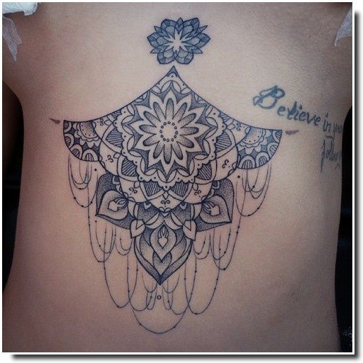 underboobs tattoo - tatouage sternum 