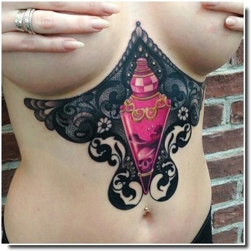 underboobs tattoo - tatouage sternum 