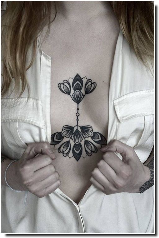 underboobs tattoo - tatouage sternum 