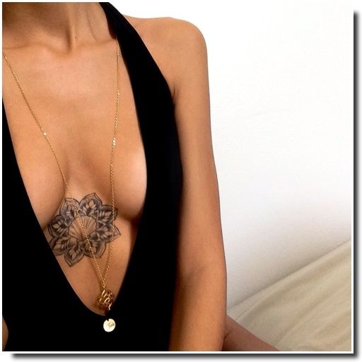 underboobs tattoo - tatouage sternum 