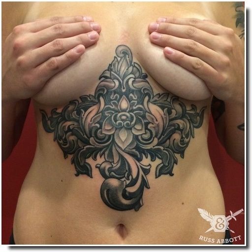 underboobs tattoo - tatouage sternum 