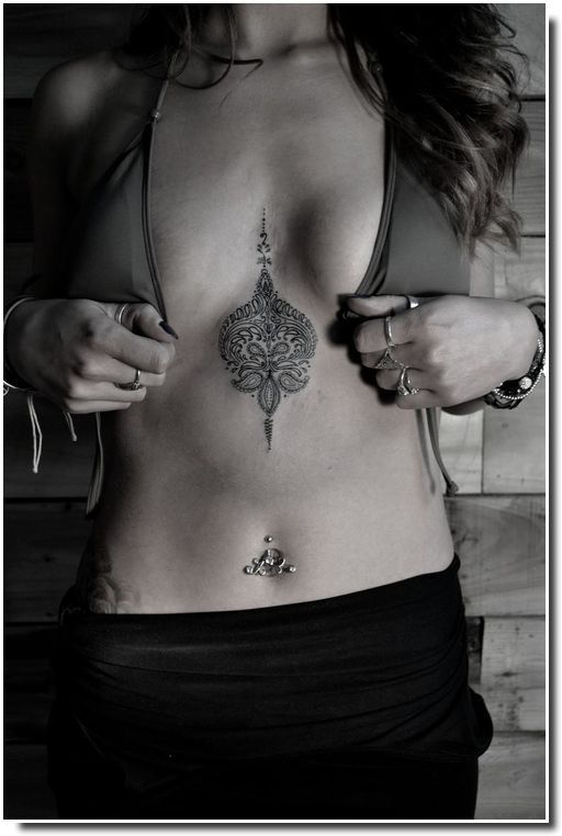 underboobs tattoo - tatouage sternum 