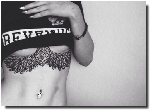 underboobs tattoo - tatouage sternum 