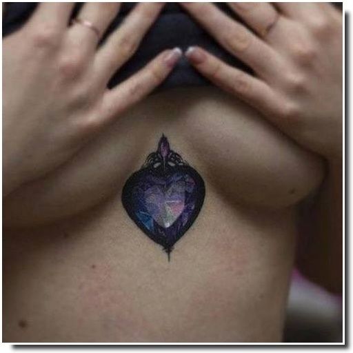 underboobs tattoo - tatouage sternum 