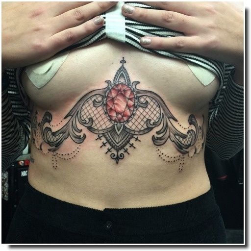 underboobs tattoo - tatouage sternum 