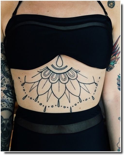 underboobs tattoo - tatouage sternum 