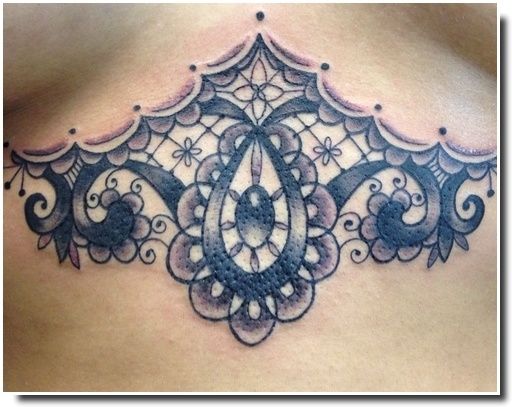 underboobs tattoo - tatouage sternum 