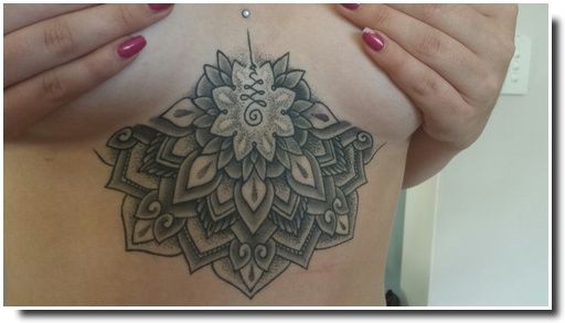 underboobs tattoo - tatouage sternum 