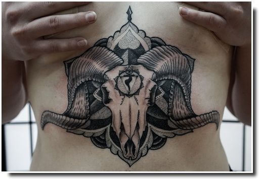underboobs tattoo - tatouage sternum 