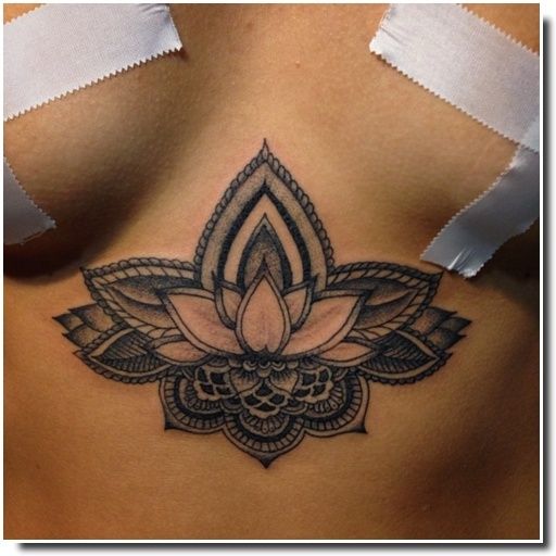 underboobs tattoo - tatouage sternum 