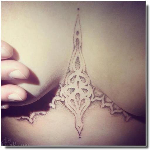 underboobs tattoo - tatouage sternum 