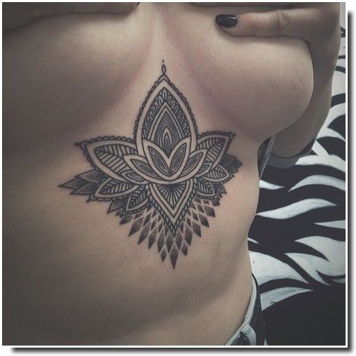 underboobs tattoo - tatouage sternum 