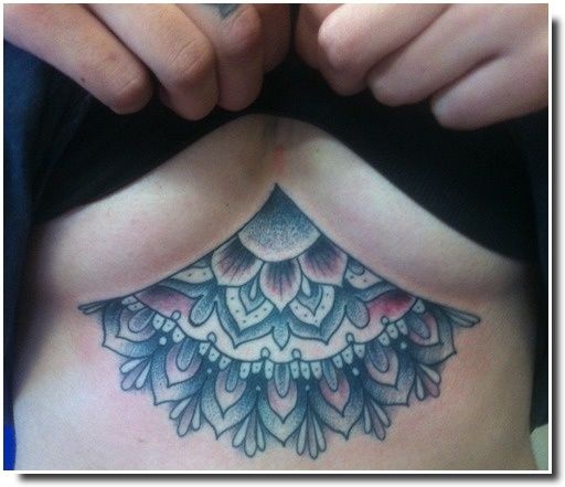 underboobs tattoo - tatouage sternum 