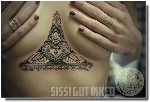 underboobs tattoo - tatouage sternum 