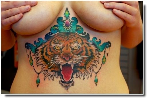 underboobs tattoo - tatouage sternum 