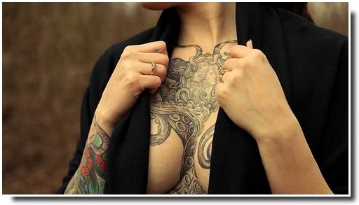 underboobs tattoo - tatouage sternum 