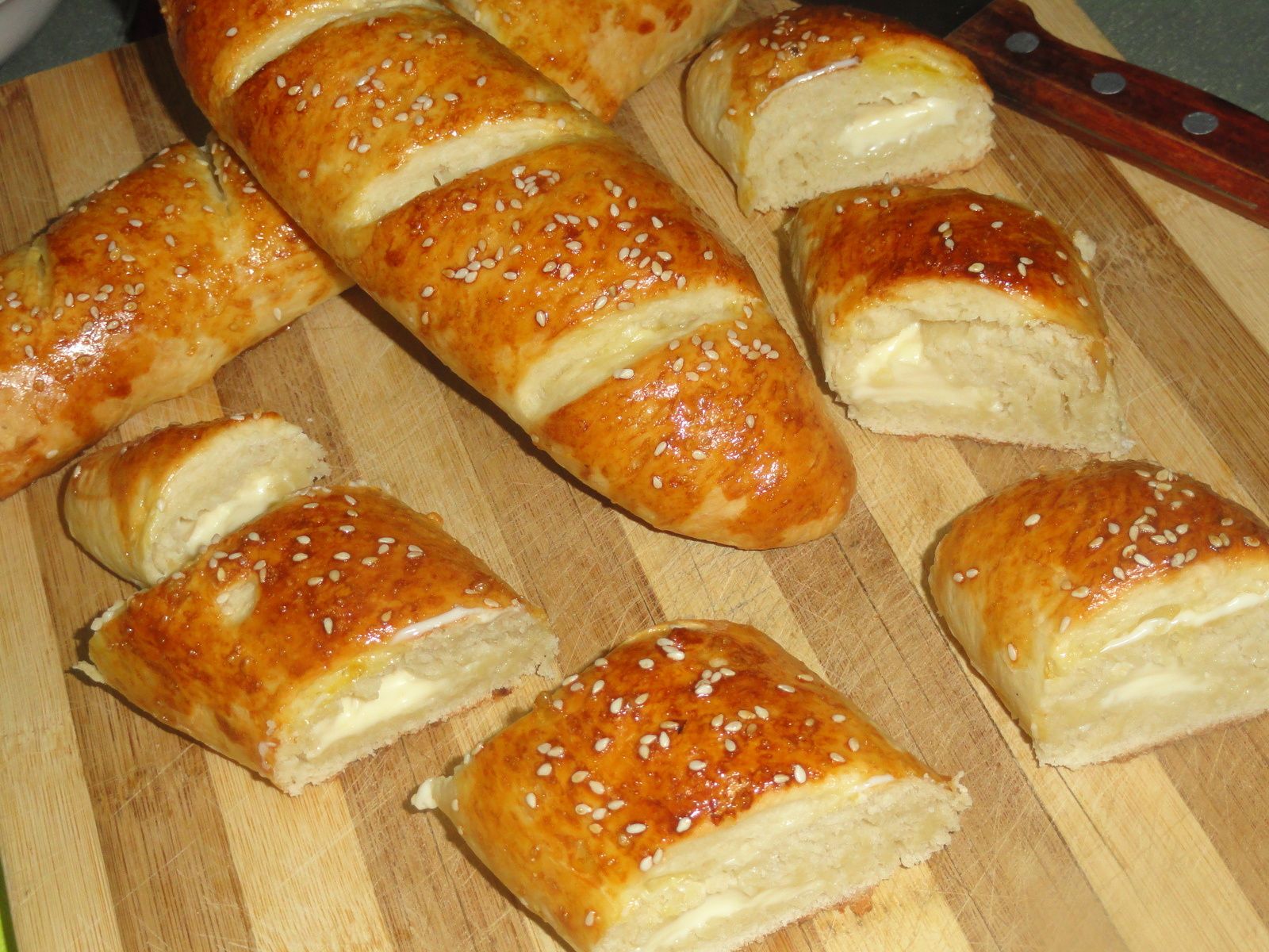 Petit pain au fromage fondu et grain de sésame Univers de Hayat