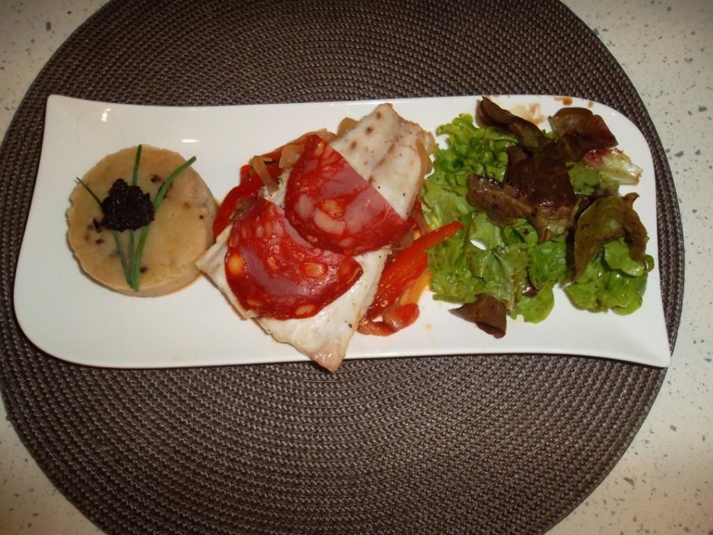 filet de maigre sur lit poivronsoignons, écailles de chorizo, écrasée de pommes de terre aux