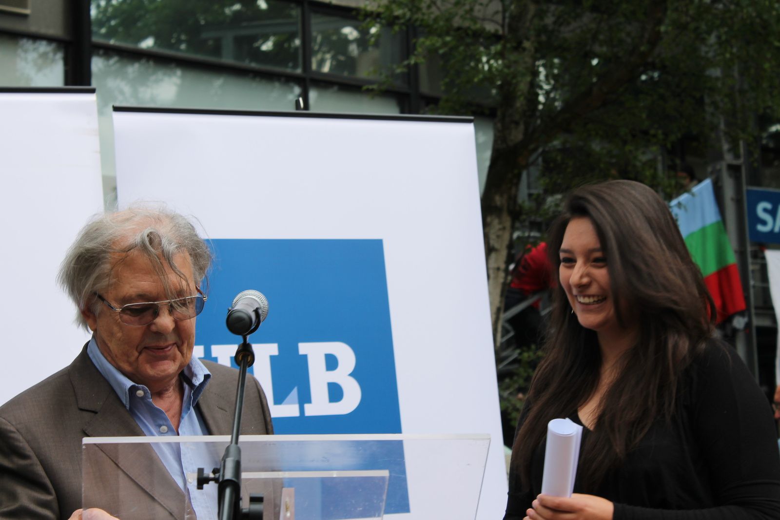 Henri Eisendrath remet à Madame Paola Verhaert, lauréate néerlandophone, le prix du Comité Allende 40.