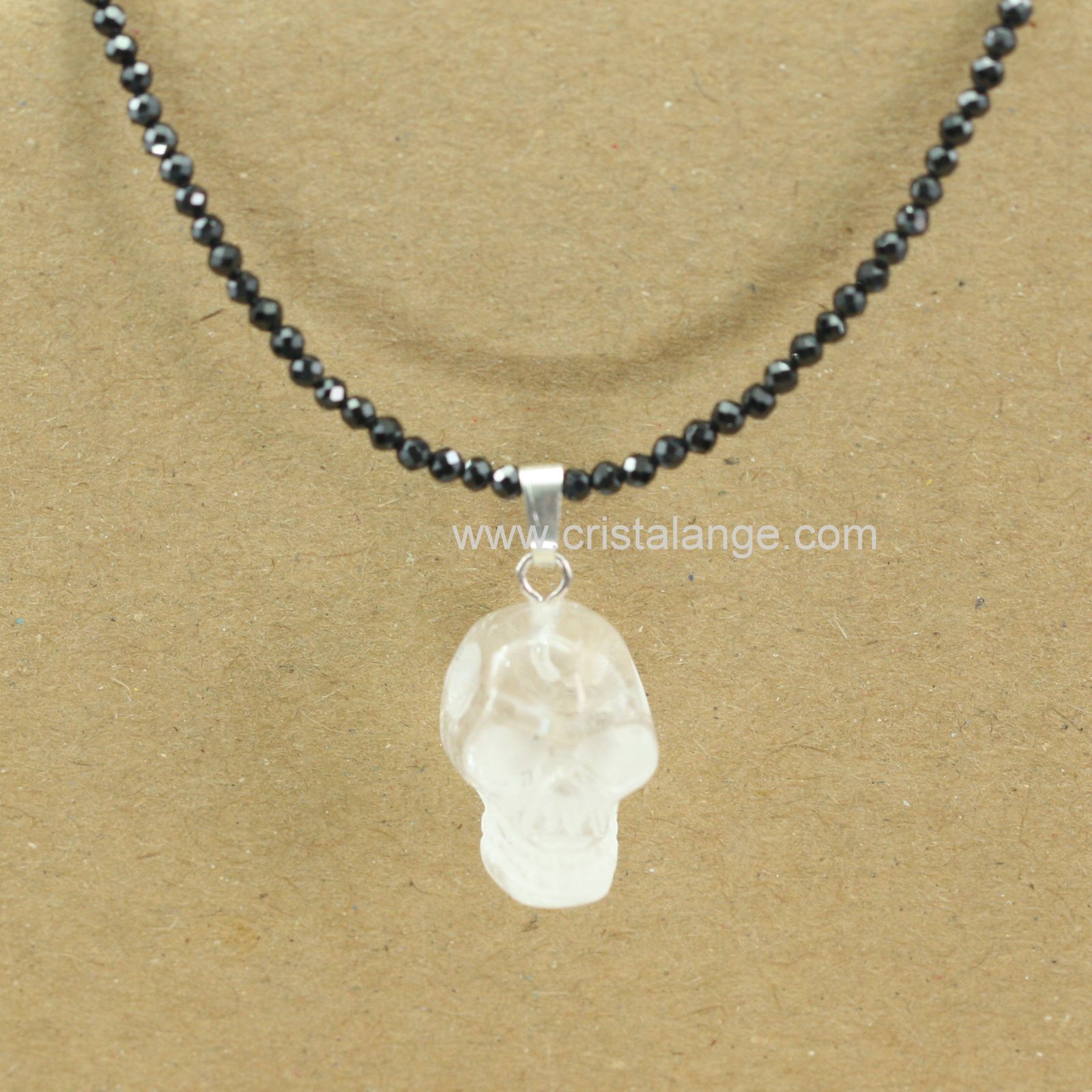 Toute la légende des crânes de cristal dans ce collier en spinelle noire pour allier protection et énergie