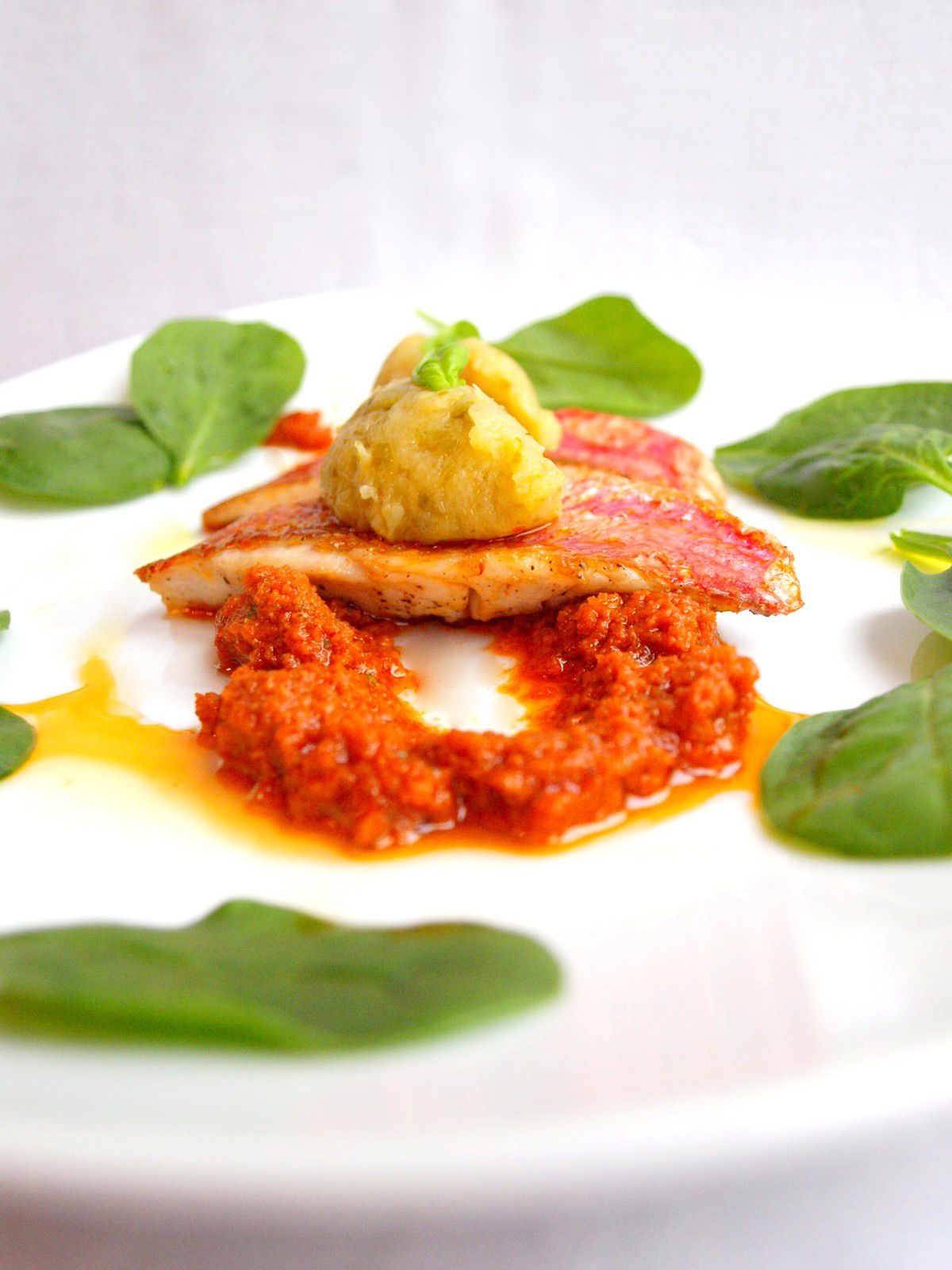 Filets de rougets poêlés, écrasé de courgettes pimentées & pesto rosso -  Les Délices De Marina