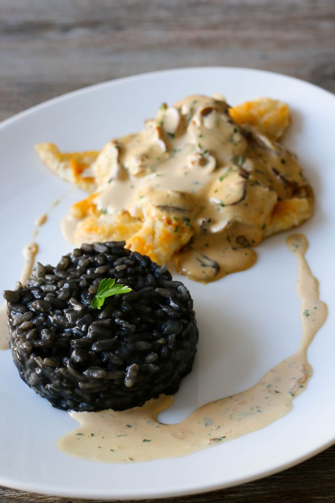 Filets de sole, sauce aux champignons et risotto à l'encre de seiche - Les  Délices De Marina