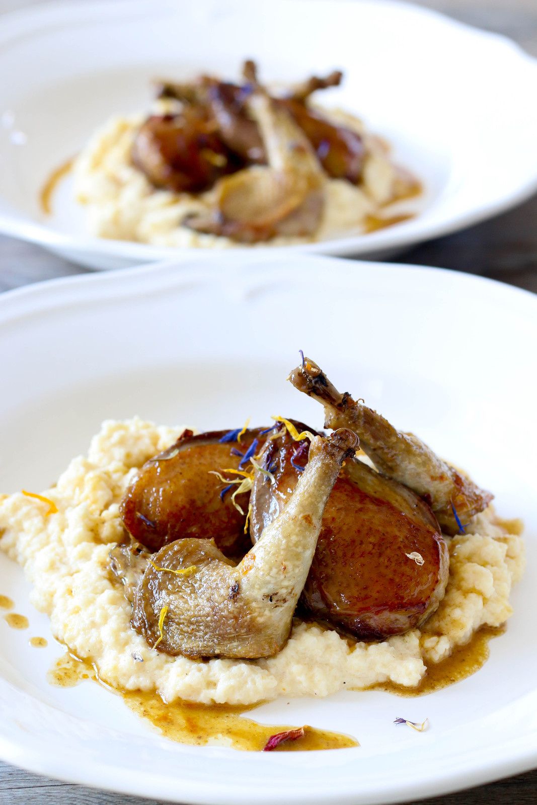 Filets de pigeonneaux poêlés, cuisses confites à l'huile d'olive sur sa  purée de chou-fleur à la crème de parmesan et truffe - Les Délices De Marina