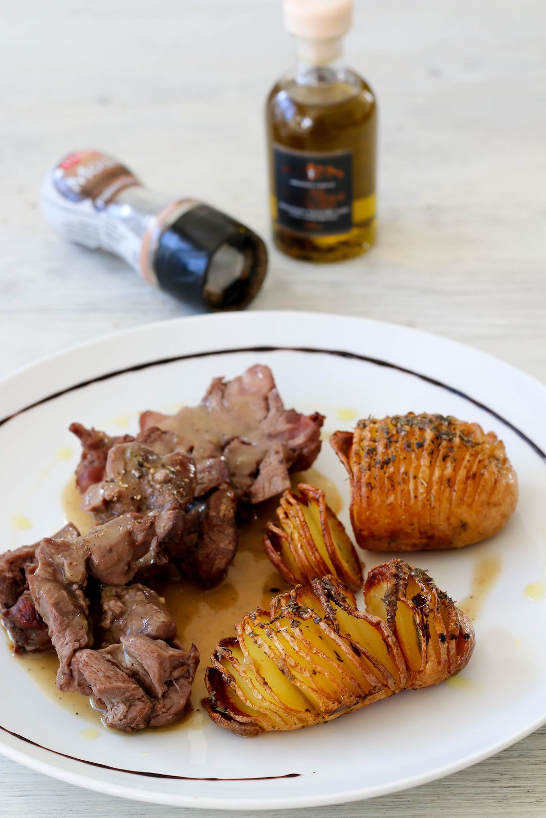 Rôti de cerf sauce au poivre & Pommes de terre au four à la suédoise  (hasselback potatoes) - Les Délices De Marina