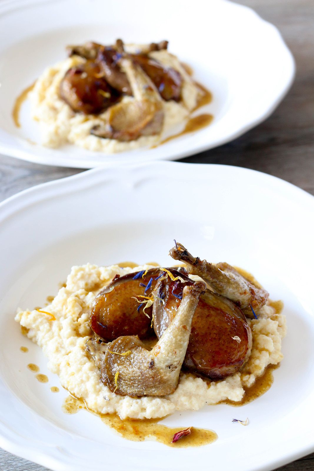 Filets de pigeonneaux poêlés, cuisses confites à l'huile d'olive sur sa  purée de chou-fleur à la crème de parmesan et truffe - Les Délices De Marina