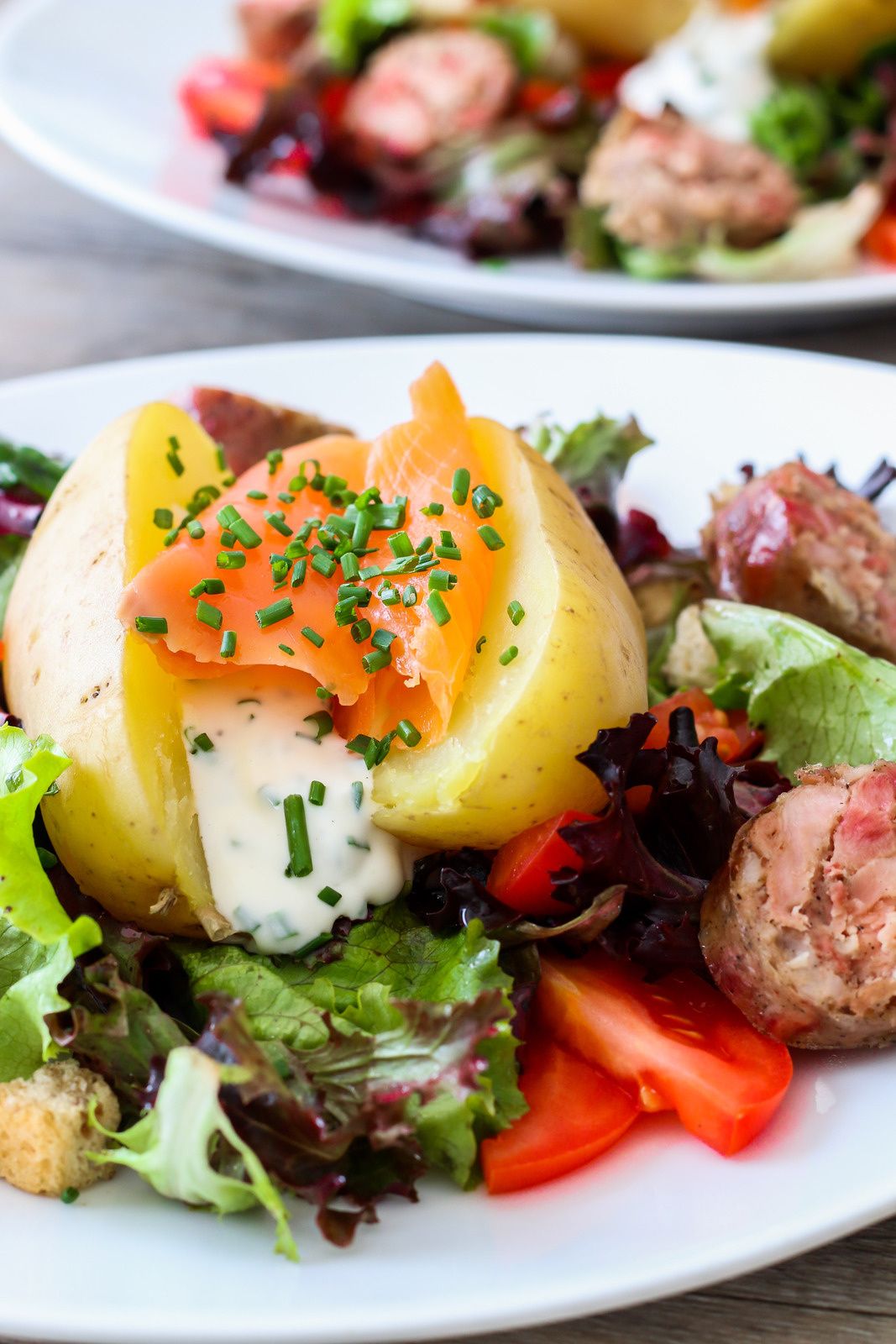 Truites fumées sur pommes de terre chaudes, sauce ciboulette - Les Délices  De Marina