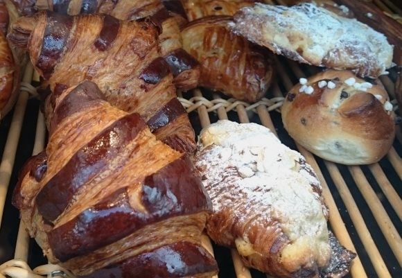 un pain au chocolat rencontre un croissant