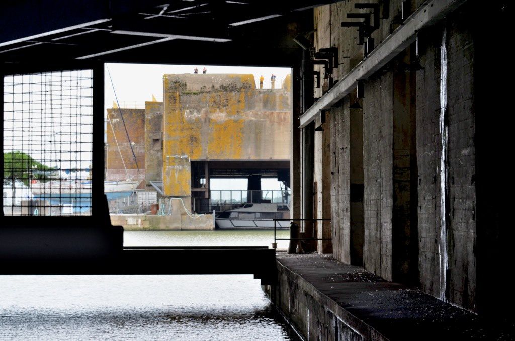 l'immense abri sous-marin de St Nazaire. La municipalité a renoncé à faire sauter cette immense verrue (300m d elong !) et en a fait une attraction touristique .