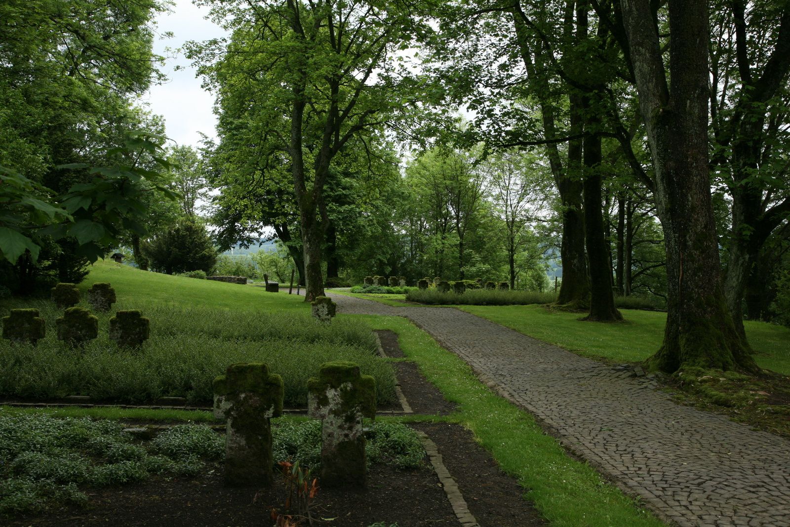 Kriegsgräberstätte auf dem Schlossberg Ulrichstein - "peace and quiet" suitable - photo © Bernard Duyck 05.2014