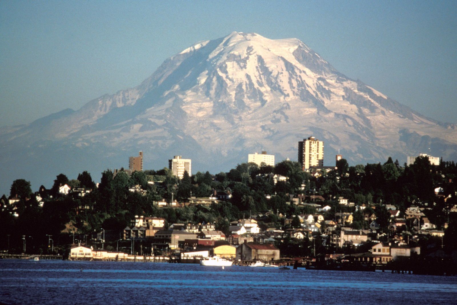 Le Mt Rainier dominant la ville de Tacoma - 