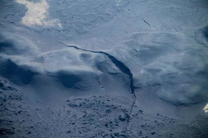 Fractures in Holuhraun in northern glacier Dyngjujökull - Credit Tobias Dürig pic.twitter.com/emb4gSfsli
