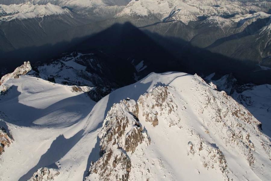 Le sommet de Glacier peak et son ombre - photo John Schurlock / USGS
