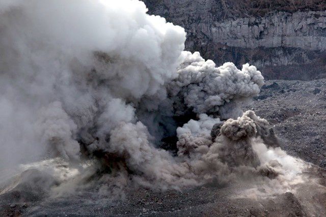Eruption en cours au volcan Ibu - Photo du dessus : 08.09.2009 par de Toffoli & M.Rietze - photo du dessous : été 2012, par Pascal Blondé.