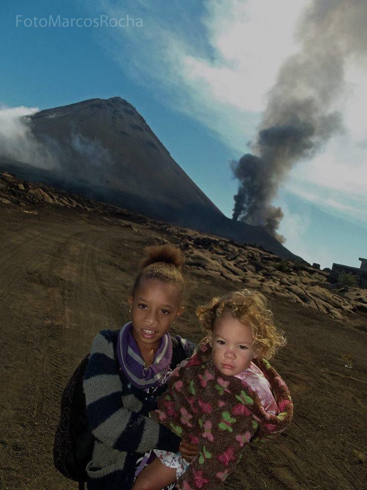 Le Fogo en éruption le 24.11.2014 - photo Marcos Rochas / Fogo news