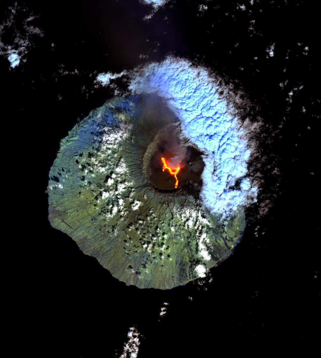 L'île de Fogo et le volcan en éruption le 25.11.2014 - les différents fronts de lave - images LANDSAT-8 RGB of Bands 432, 30 m resolution - via Peter Webley et son report sur Google Earth view LANDSAT-8 RGB of Bands 765, 30 m resolution
