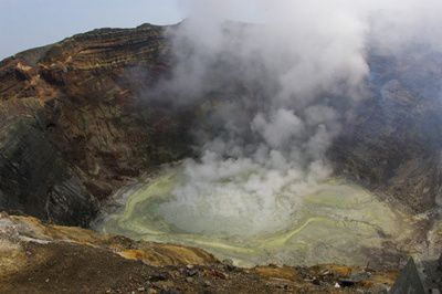 Evolution du lac acide entre janvier et juin 2013 - photo Excite webtl / via Culture Volcans.