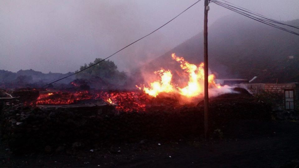 Fogo - la coulée progresse durant la nuit et met le feu aux habitations - photo Fogo news 02.12.2014