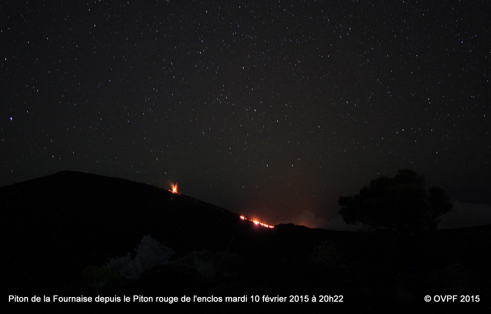 Piton de La Fournaise - l'éruption et la lueur de la coulée, vues depuis Piton rouge le 10.02.2015 / 20h22 - photo OVPF