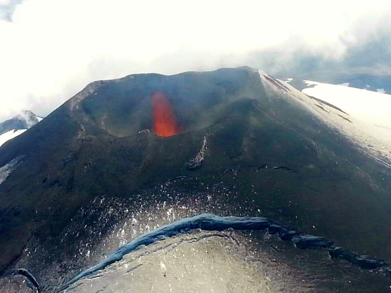 Zoom sur le sommet du Villarica recouvert de cendres et petite activité strombolienne dans le cratère  - photo 02.03.2015 Sernageomin