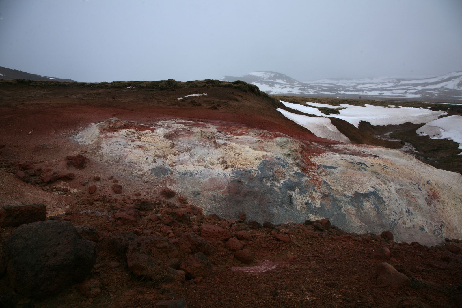Le champ géothermal de Krísuvík-Seltún - accords de teinte entre les roches altérées, oxydées et le ciel plombé - photo © Bernard Duyck 2015